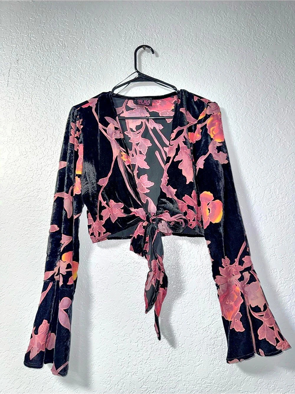 Hot Miami Styles Floral Tie Front Crop Top in Black & Pink Size Large